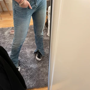 Ganni Jeans - Ett par jeans från Ganni som är näst intill oanvända. Slits nertill!! Köptes för ca 1200kr