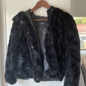 En fin välvårdad pälsjacka från Veromo - En jätte gosig pälsjacka med luva från Veromoda, denna skulle jag säga passar en som vanligtvis bär xxs och xs, väldigt bra skick! Köp för 100kr + 66kr i frakt 🥰