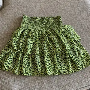 Detta är en leopard kjol från Kappahl barn avdelning!! Den passar mig som är s/m i kjolar😍 användt den cirka 4 gånger och det finns inga skador!!! Buda från 150 uppåt!! Kontakta mig för mer info!!