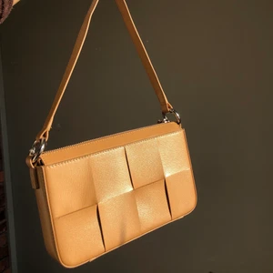 Adax väska läder - Superfin flätad baguette/axelväska i läder från Adax. Helt oanvänd. Nypris 1699 kr. Säljer för 900 kr. Möts i Stockholm/Hornstull! 🦋.  Detaljer - L: 24 cm, H: 14 cm, D: 6 cm. Tyg i samma färg/skimrigt på insidan med ett fack med dragkedja. 