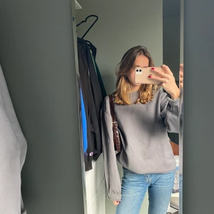 Grå collegetröja  - Säljer denna fina då den inte kommer till användning längre.  Hör av er för fler frågor eller bilder🥰