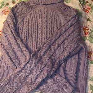 Pastelllila stickad - Säljer denna mysiga stickade jag köpte på Plick i somras. Gillar den massor men numera använder jag den knappt och säljer den vidare! Färgen syns bäst på bild 2.💜 Kragen är formad som en krans runtom kanten som en söt detalj.💜