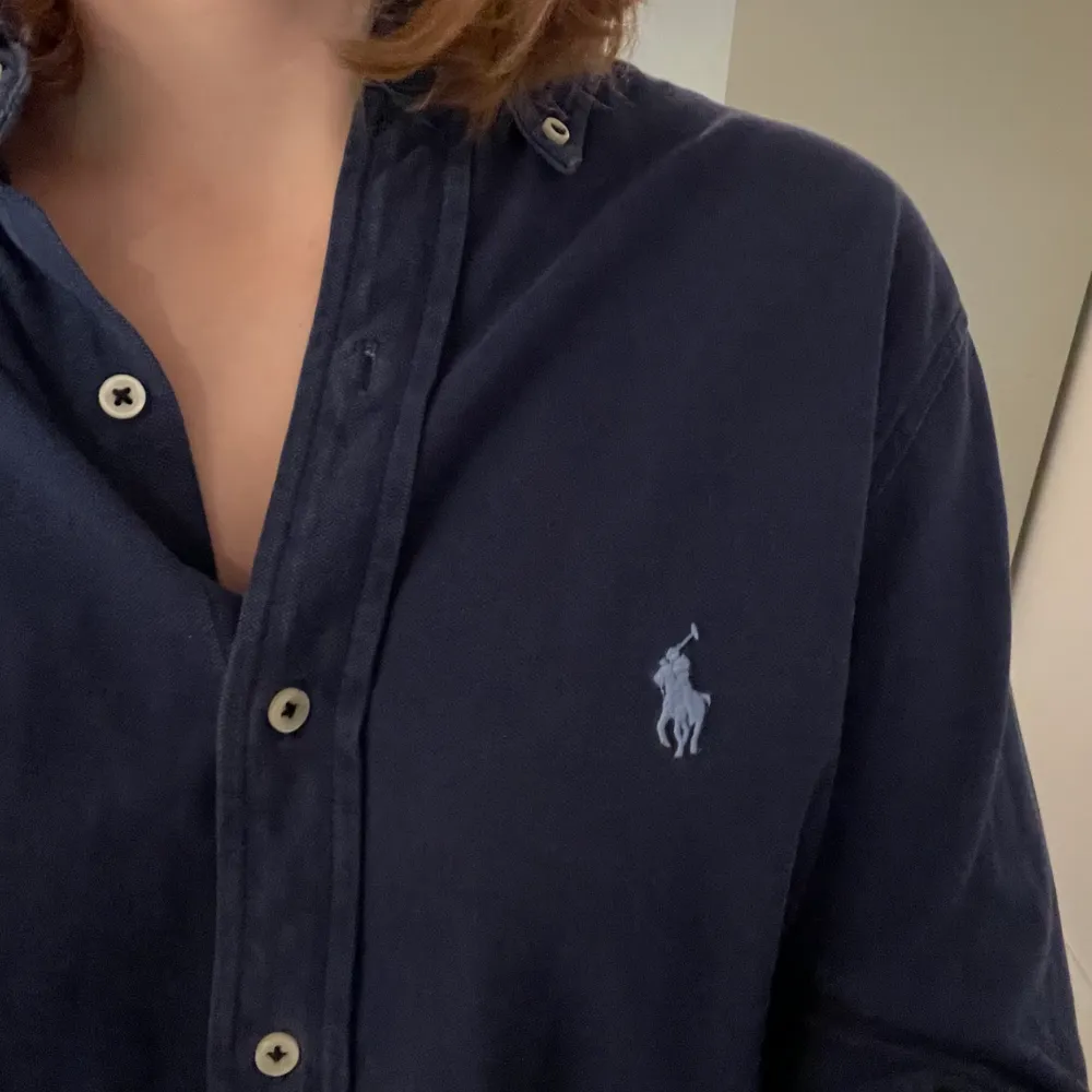 Marinblå skjorta från Ralph Lauren i fint skick. 😊😊. Skjortor.