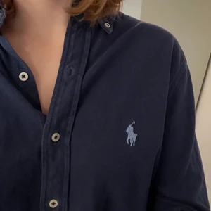 Ralph Lauren skjorta - Marinblå skjorta från Ralph Lauren i fint skick. 😊😊