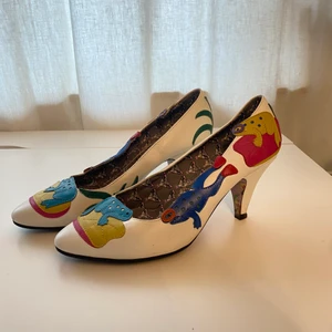 Roliga klackar - Irregular Choice - Roliga klackar med vit botten och färgglada djur på⭐️