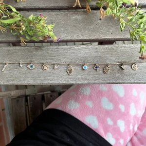 Halsband - Hej, säljer detta coola HALSBAND för 30kr. Det tillkommer även en frakt på 20kr. Puss🥰