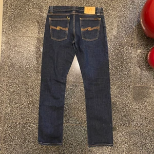 Jeans - Nudie Jeans - Blåa jeans från Nudie Jeans, slim fit. Bra skick!!⭐️