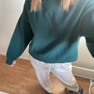 Sweatshirt - Super snygg och skön grön sweatshirt från Zara i storlek S!⚡️🤍köparen står för frakten!