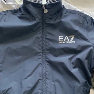 EA7 jacka  - Emporia Armani jacka(äkta) köpt här på Plick och har endast använd 1-2 gånger då den är lite för liten för mig. Nypris runt 1600 kr. Pris kan diskuteras vid snabb affär 