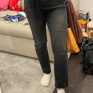 Zara jenas - Raka Zara jeans i en svart smutsig färg som är i ett utmärkt skick!