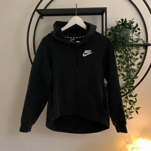Nike hoodie - Nike hoodie med tryck bak! Nypris: 500, säljer för 110kr + spårbarfrakt 50kr!