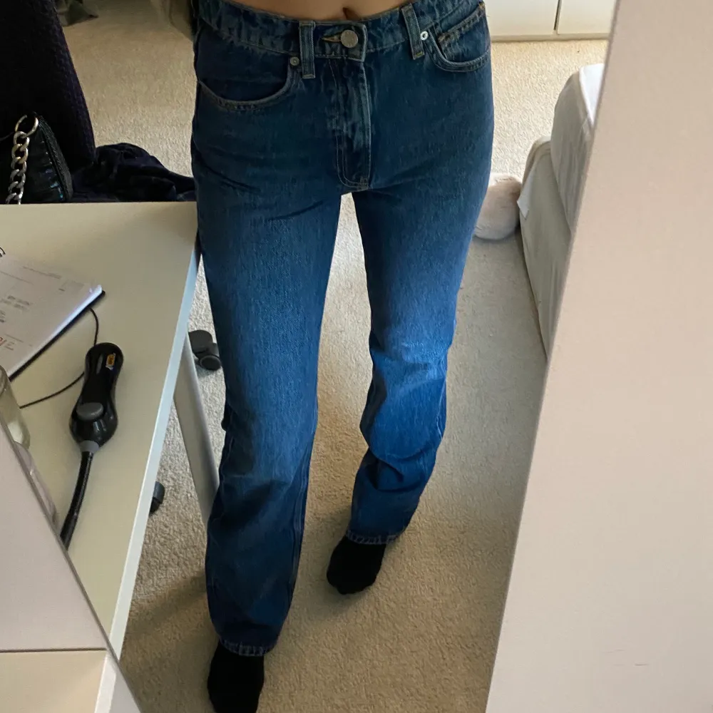 Jeans från Mango i storlek 36, små i storleken då jag egentligen är en 34. Någon form av flare/bootcut modell. Jag är ca 174 cm lång. Använda ca 5 gånger. Köparen står för frakt. Pris kan diskuteras💞. Jeans & Byxor.