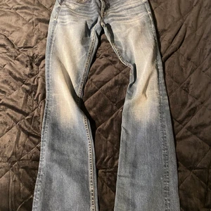 Halvmidjade Jeans - Jeansen är i toppskick då jag köpte de men aldrig använt dem, har dock testat dem. Riktigt trendiga jeans med halvmidjade mot lågmidjad höjd. Får rumpan att se fin ut och har en bootcutform som får en att se kurvig ut. Nypris 900 men kan sälja för 350kr då det är märkes och helt nya. Köparen står för frakten och väljer frakt. kan skicka mer info/bilder om man vill ha, de är mindre i storleken så har man stor gött blir de lite tajtare🤗