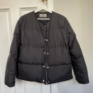Acne studios jacka - Säljer min svarta acne jacka. Inköpt för ca 6300kr☺️ Gott skick😃storlek 38, passar Small också väldigt bra!💕
