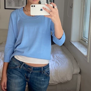 Ljusblå stickadtröja i Strl M - Mysig tröja från Signature med kortare ärmar. Söta detaljer  nedtill, vid ärmarna samt halsen! Passar mig som brukar ha Strl S💞