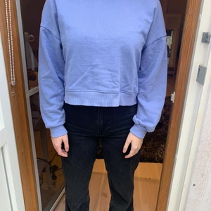 Tjocktröja från Pull & Bear - Fin tjocktröja i en fin blå/ lila färg. Inte jättegammal och knappt använd.