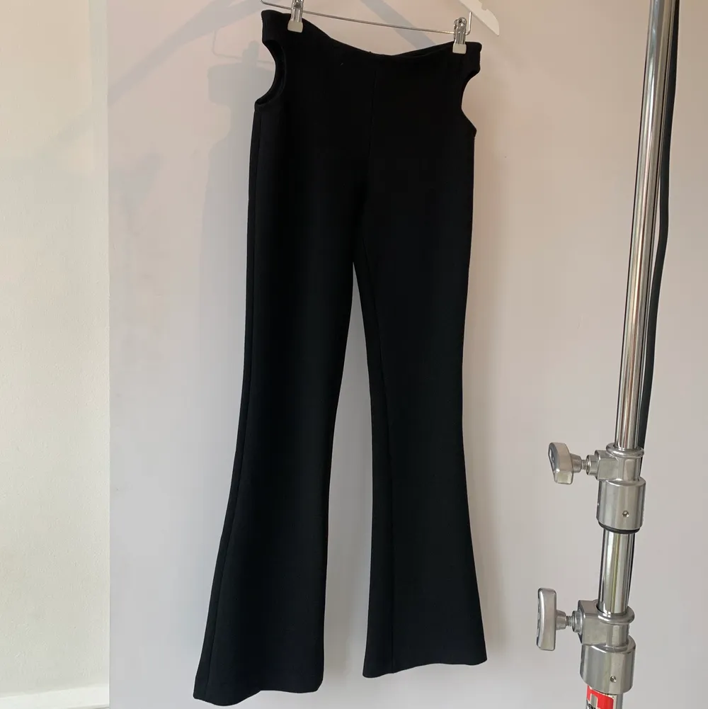 Svarta bootcut byxor i mjukt material med skärningar i höfterna. I.am.gia inspirerad modell från Zara. Oanvända med prislappen kvar, hela och rena.. Jeans & Byxor.