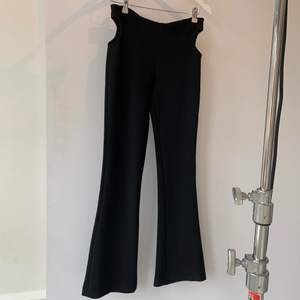 Svarta bootcut byxor i mjukt material med skärningar i höfterna. I.am.gia inspirerad modell från Zara. Oanvända med prislappen kvar, hela och rena.