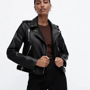 Zara skinnjacka  - Fin skinnjacka som bara är använd ett få antal gånger. Ser helt ny ut. Kosta 600 från start.