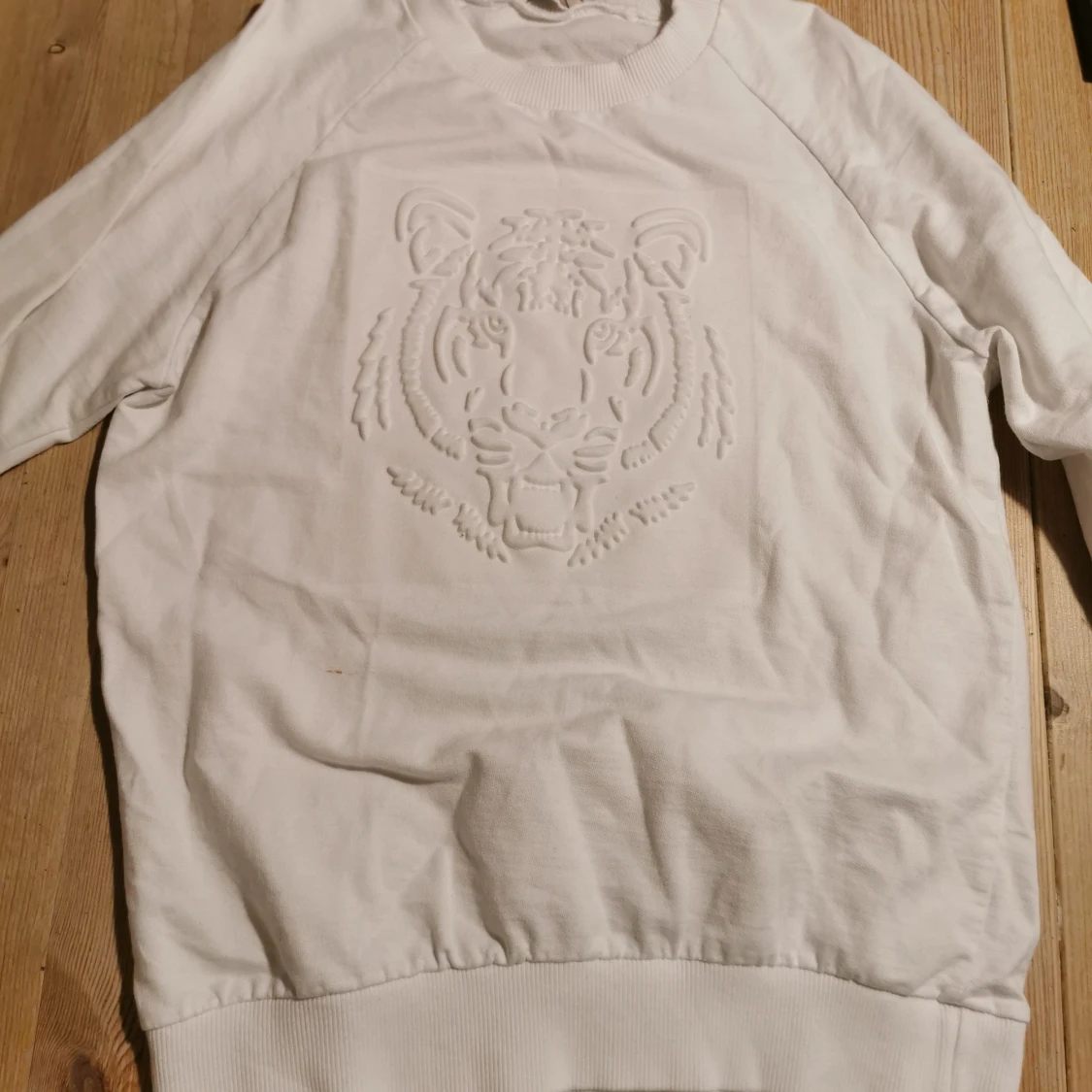 Vit tröja med tiger på! 