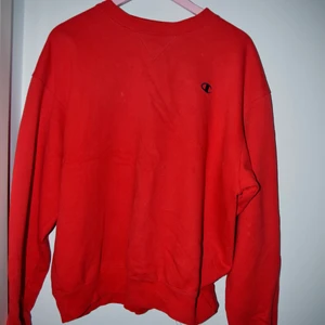Champion sweatshirt storlek L  - Röd champion sweatshirt, ser oanvänd ut!
