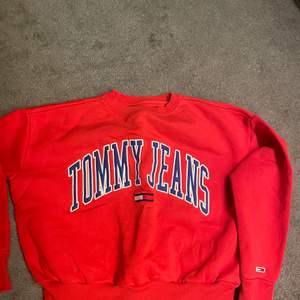 Röd Tommy hilfiger sweatshirt! Använd Max 5 gånger❤️