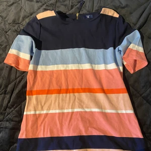 Tröja från gant  - Jättefin klassig tröja från gant i storlek M. Den har detaljer som dragkedja i nacken. Den är i ett tjockare material och har fin passform. Passar S och M men även XS om man inte vill ha den så tajt. Nypris 650kr men säljer för 150 pris kan diskuteras, köparen står för frakten🥰