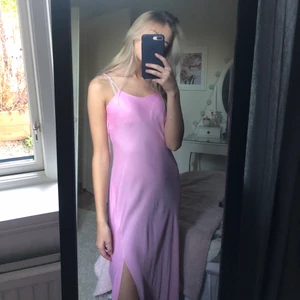 Zara klänning - Rosa klänning från Zara, aldrig använd med lappen kvar!! Lite genomskinlig men annars superfin 🌟 frakt tillkommer! 