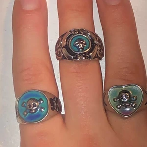 Moodring - Skitcoola moodrings som då ändrar färg, finns i 3 olika utseenden. Använda fåtal gånger om ens det🥰 skriv för mer info❤️