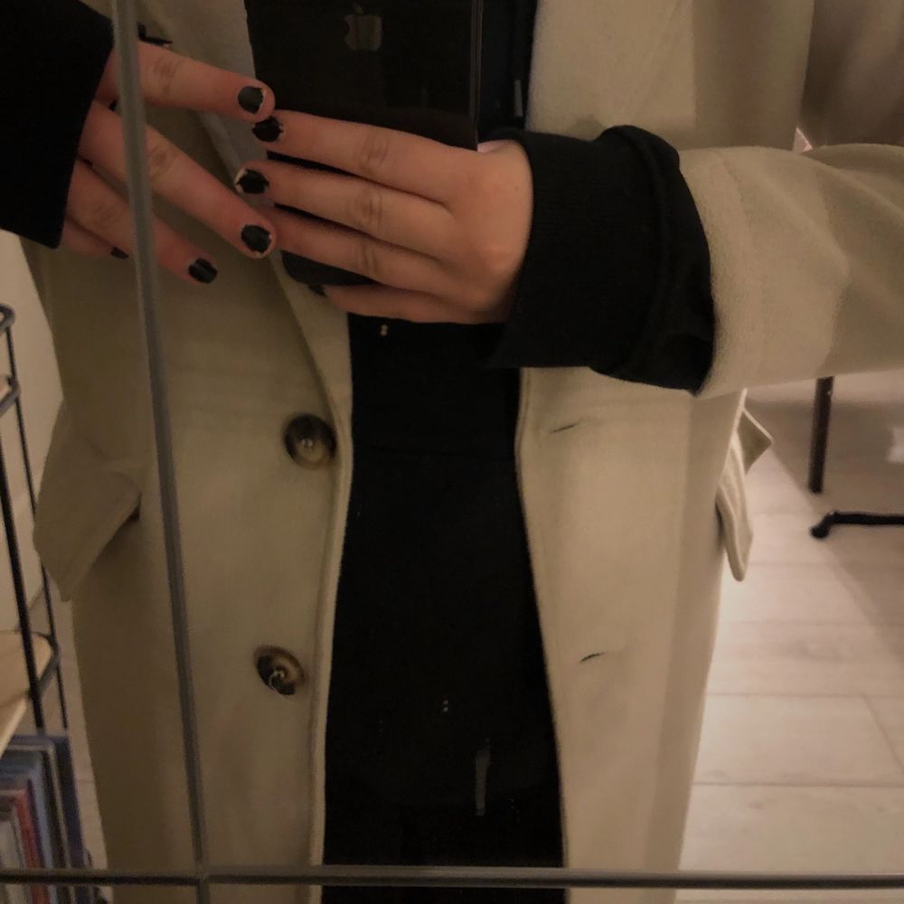 En beige kappa som är perfekt till hösten men går även att ha på vintern om man har en tjockare tröja under. Den har fickor och knappar i en brun färg. Köparen står för frakten💕 . Jackor.