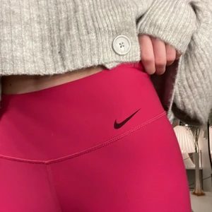 Träningstights - Superfina rosa träningstights från nike. Använda Max 3 gånger, superfint skick! 💕