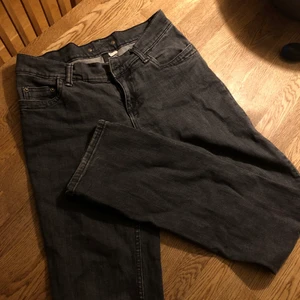 Lågmidjade jeans - Svart/gråa, lågmidjade jeans! Passar mig rätt bra, möjligtvis lite korta för mig som är 170cm 
