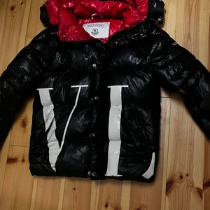 MONCLER VINTERJACKA - Säljer min unika moncler valentino jacka, inga skador eller hål. Använt en vinter håller dig varm! Pris går att diskutera vid snabb affär