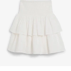 Vit fin kjol - En super fin kjol i storlek 170 jag köpte den på Plick men säljer vidare pga för stor för mig💕 Med priset + frakten blir der 166kr !DEN FINNS KVAR!