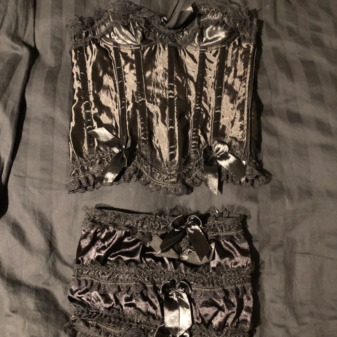 Svart korsett med kjol  - 90