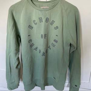 Grön sweatshirt från Garcia Jeans i storlek M, fint skick!
