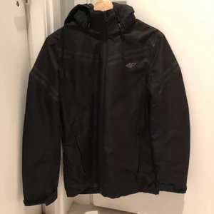 Af jacka - Jätte cool och praktisk svart jacka. Inte riktigt använt den eftersom jag köpte dem på våren och hann växa ur den tills hösten/vintern 