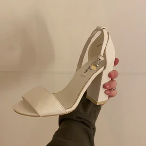 Högklackat  - Aldrig använda 