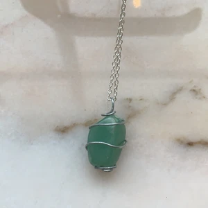 Kristallhalsband - Kristall halsband med Grön aventurine hängsmycke i! 26cm lång kedja i silver❤️