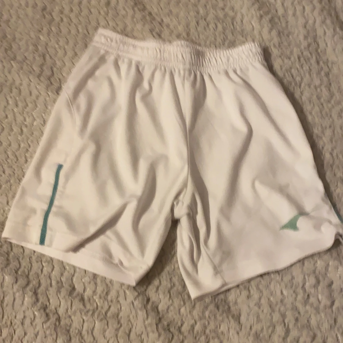 Det är ett par vita shorts 👻 - 90