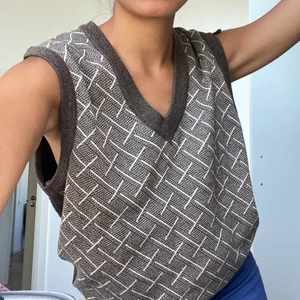 Vintage stickad väst - Mysig vintage stickad väst i chokladbrun färg🤎 jättefint vintage skick och drömsnygg med exempelvis vit skjorta under! Säljer pga kommer inte till användning längre☺️