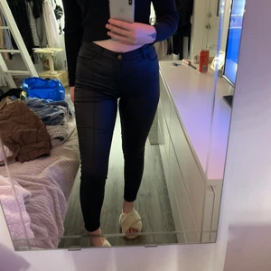 Coated byxor  - Coated byxor från JDY i längden 32, mycket fint skick!🖤