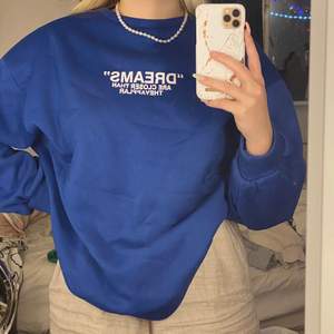 Blå sweatshirt från SHEIN 🥰 är i bra skick och allt , frakt ingår inte📦