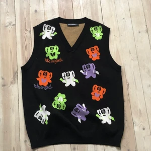 Taka Original väst  - Sjukt skön helt oanvänd stickad väst från Taka original med storleken M. Priset på deras hemsida ligger på 800kr.
