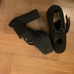 Vintage skor  - Gamla skor som inte kommer till användning. Lite slitna så priset kan diskuteras. Osäker på storleken men de är ganska små och tajta. 