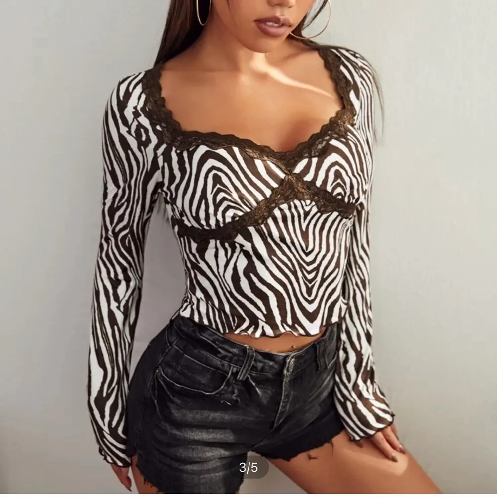 Jättefin brun zebra tröja ifrån SHEIN som inte kommer till användning pga inte min stil längre! ❤️‍🔥❤️‍🔥. Toppar.