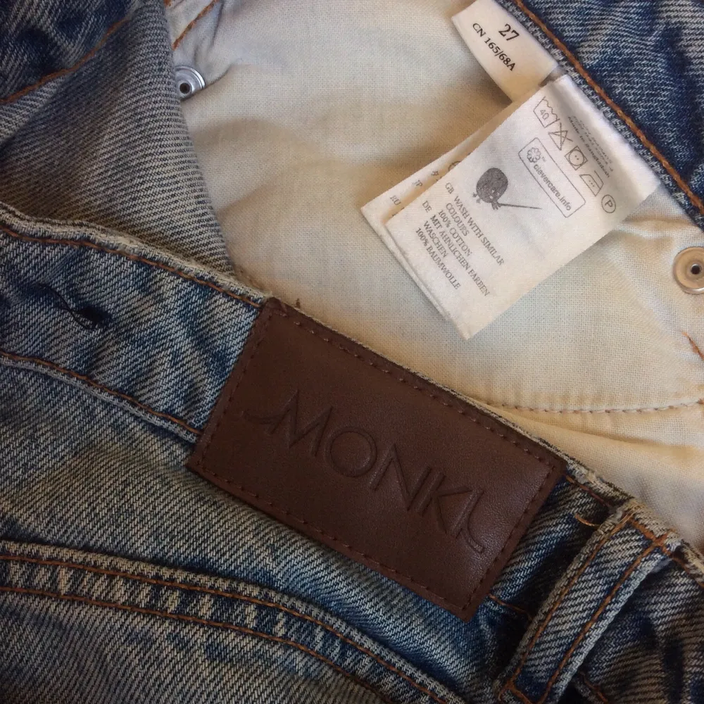 Jeans i 100% ekologisk bomull från Monki, strl 27. Köpta 2016 och sparsamt använda. Lite korta på mig som är 176 cm lång.. Jeans & Byxor.