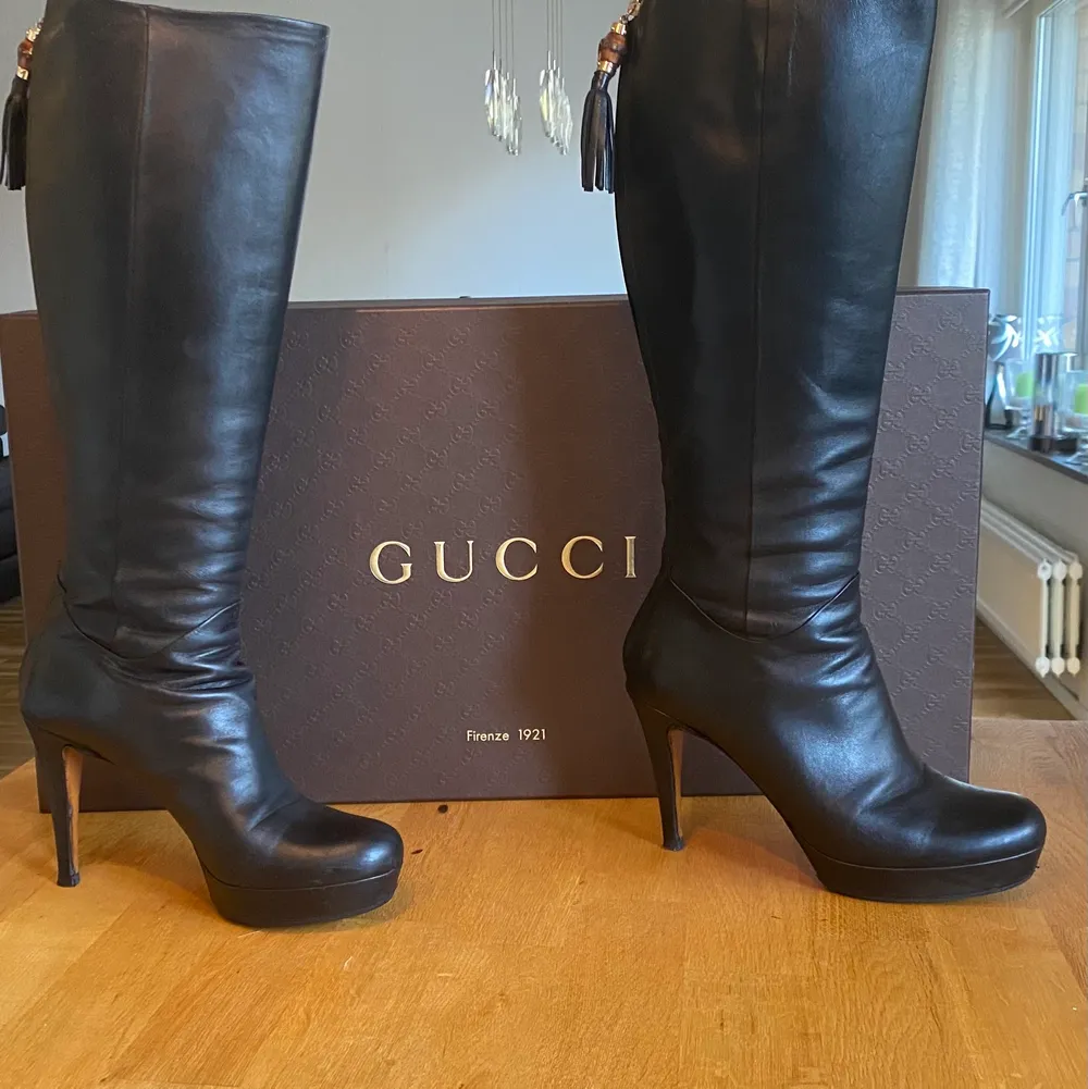 Gucci läderstövlar i strl 38, inköpta 2009. Lite repor på platådelen fram men annars i fint skick. Levereras i orginalförpackning. Skor.