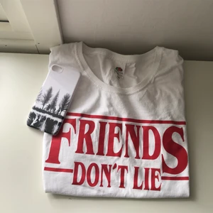 Stranger things - Säljer nu en stranger things tröja i storlek S och ett stranger things telefon skal för iPhone 6 till 8 säljer då jag inte är något större fan av stranger things längre, men hoppas att den kommer till användning för någon annan. Man kan köpa tröjan för 50 kr och skalet för 30 eller båda för 70 kr<33