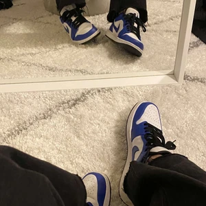 Air jordan 1 game royal low - Säljer mina super snygga jordans pågrund utav att dom är för små för mig. Dom ser som nya ut förutom att dom är lite creasade. Men de går lätt att fixa med crease skydd. Ny pris 2600kr😍😍